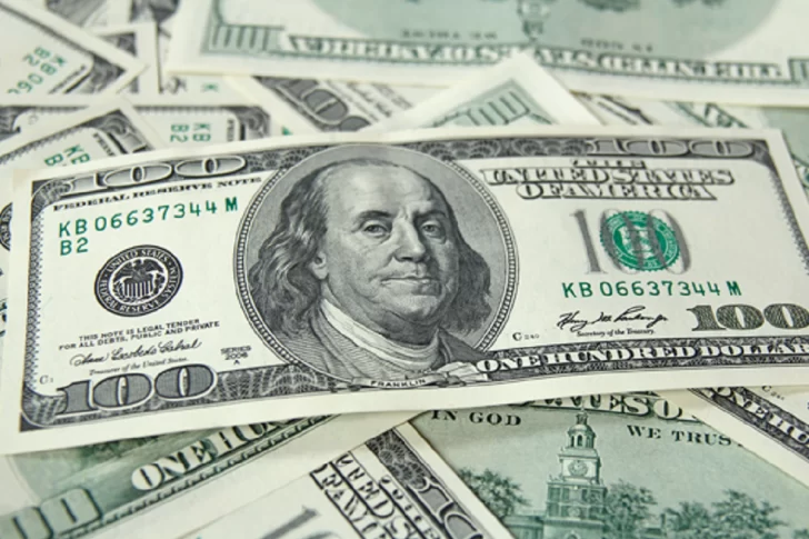 El dólar oficial cerró a $126,60 y el blue avanzó dos pesos