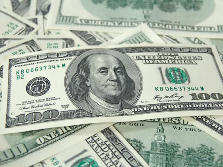 El dólar oficial cerró a $126,60 y el blue avanzó dos pesos