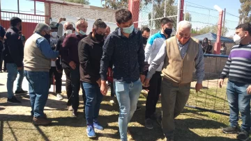 El desgarrador ingreso de los restos de Nico Naranjo: “Despertate hijo”, el dolor de la madre envuelta en llanto El desgarrador ingreso de los restos de Nico Naranjo: “Despertate hijo”, el dolor de la madre envuelta en llanto