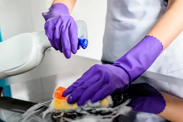 Oficializaron el aumento de 42% para personal doméstico: cómo quedan las categorías