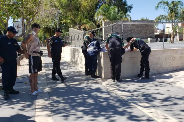 Detienen a un sujeto que circulaba con dos frascos con marihuana