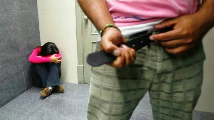Vendía fotos de su hija y la entregaba para que la violaran Vendía fotos de su hija y la entregaba para que la violaran