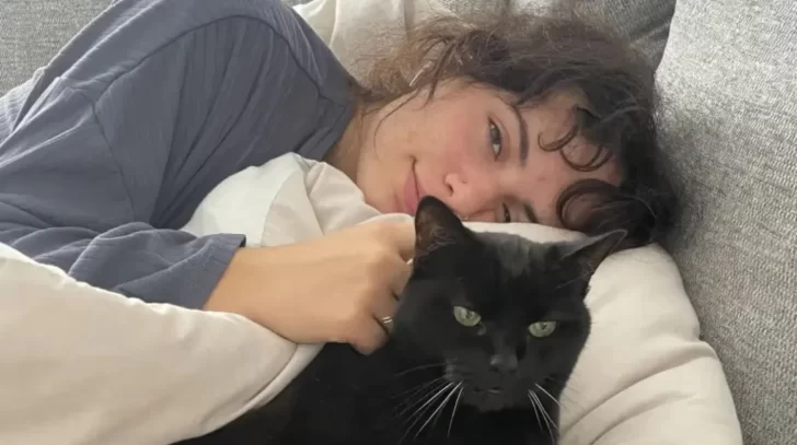 Tiene el síndrome de la bella durmiente y puede dormir durante semanas: “Tengo miedo de irme a la cama”