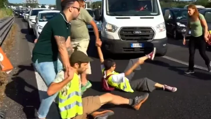 [VIDEO] La drástica reacción de un grupo de automovilistas para desarmar un piquete