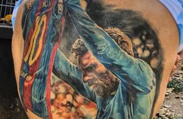 Messi cumplió y le firmó el tatuaje al hincha brasileño en la Copa América Messi cumplió y le firmó el tatuaje al hincha brasileño en la Copa América