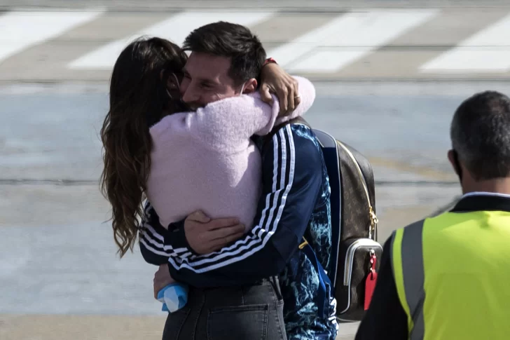 Un centenar de hinchas se acercó a saludar a Lionel Messi en Rosario