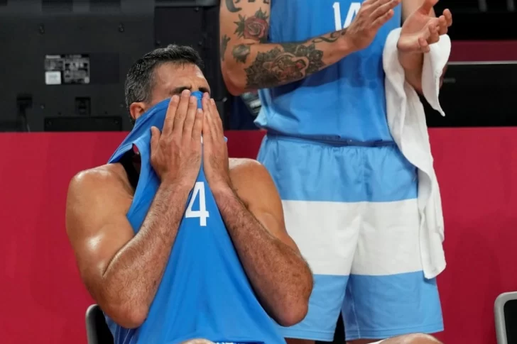 [VIDEO] Se retiró Luis Scola, frenaron el partido y hasta los rivales lo ovacionaron
