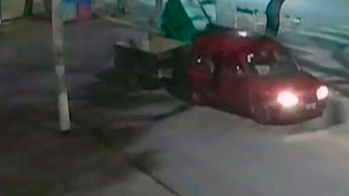 VIDEO: un hombre robó un baño químico y lo devolvió luego de ser descubierto por su hijo VIDEO: un hombre robó un baño químico y lo devolvió luego de ser descubierto por su hijo