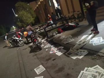 Una camioneta fuera de control arrasó con varias motos, hirió a un canillita y se dio a la fuga Una camioneta fuera de control arrasó con varias motos, hirió a un canillita y se dio a la fuga