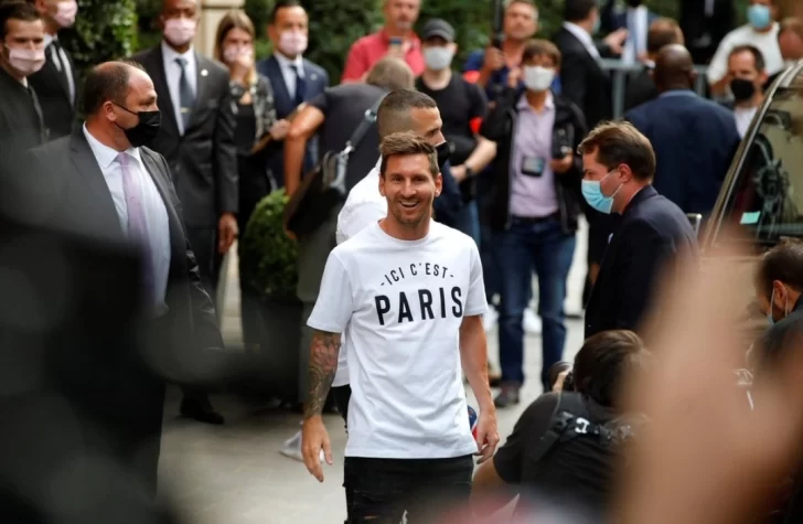 Messi pasó la revisión, visitó brevemente el Parque de los Príncipes y regresó al hotel
