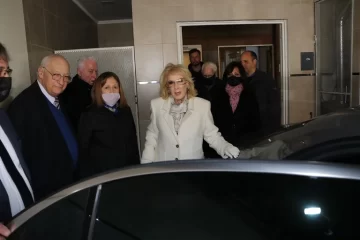 El dolor de Mirtha Legrand en el último adiós a Nelly Trenti, su histórica locutora El dolor de Mirtha Legrand en el último adiós a Nelly Trenti, su histórica locutora