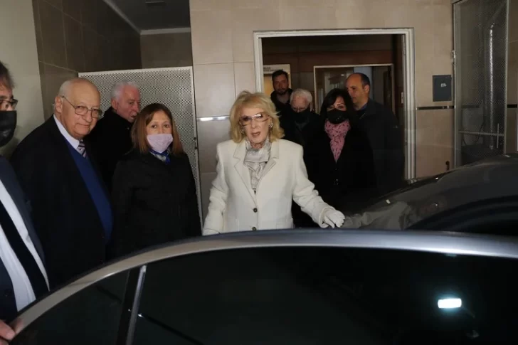 El dolor de Mirtha Legrand en el último adiós a Nelly Trenti, su histórica locutora El dolor de Mirtha Legrand en el último adiós a Nelly Trenti, su histórica locutora