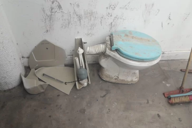 Entraron a una casa desocupada y se robaron el inodoro: uno fue detenido, el otro se fugó