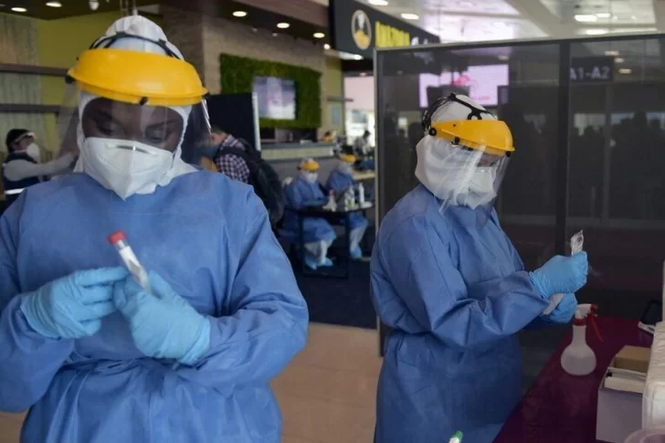 Detectan el primer caso de Ómicron en Ecuador, que sufre un rebrote de coronavirus