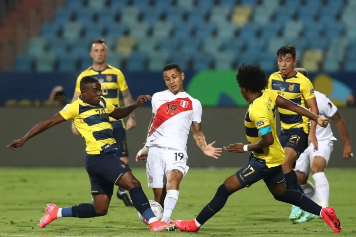 Ecuador lo tenía para golear y Perú lo remontó en una ráfaga, en  el duelo de DT argentinos