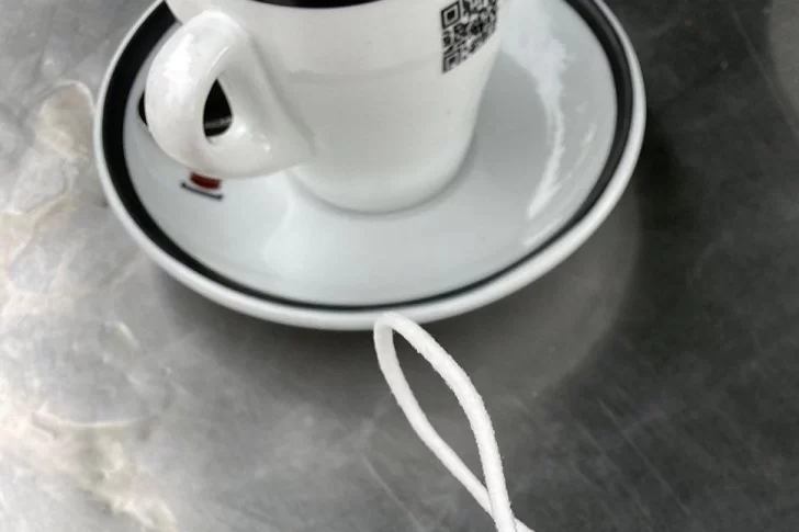 Un mozo se llevó una sorpresa al limpiar una taza de café