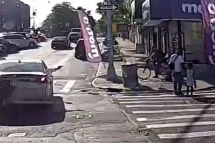 El impactante video del crimen de un padre que caminaba de la mano con su hija