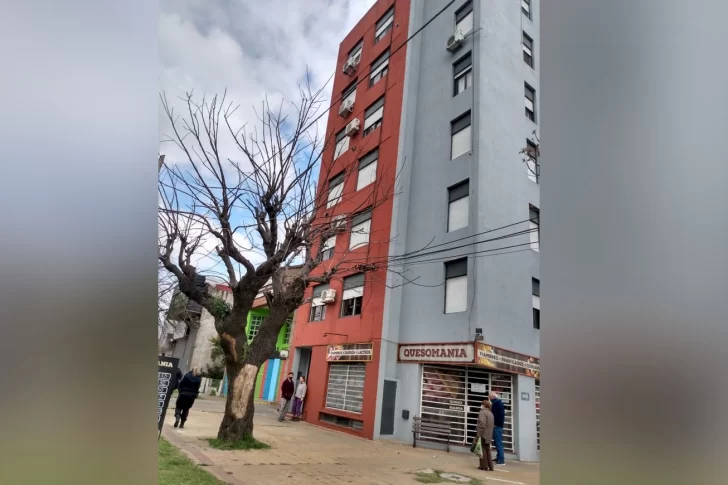 Un niño se salvó de milagro al caer desde una terraza cuando grababa un video de Tik Tok