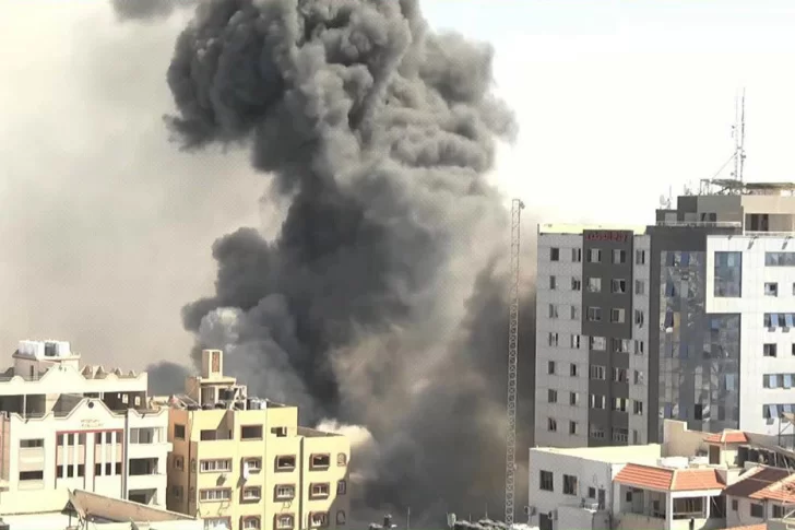 Un edificio de 12 plantas en Gaza se derrumbó luego del impacto de misiles israelíes
