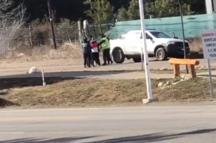 Video: paseaba a su perro y la detuvieron por violar la cuarentena