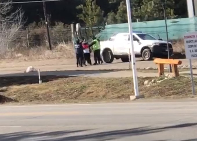 Video: paseaba a su perro y la detuvieron por violar la cuarentena