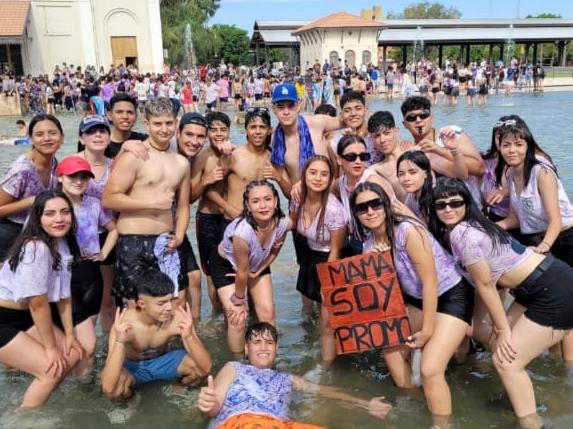 Revuelo por la invasión de egresados a la fuente de agua de la Plaza del Bicentenario Revuelo por la invasión de egresados a la fuente de agua de la Plaza del Bicentenario