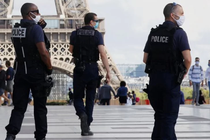 Evacuaron la Torre Eiffel  por una amenaza de bomba