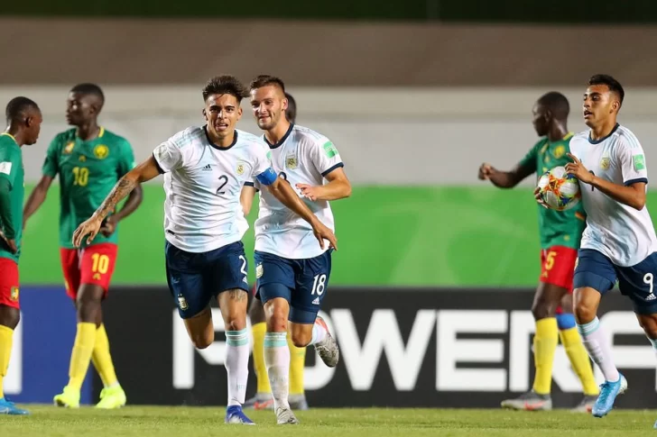 El Sub 17 argentino le ganó 3-1 a Camerún y quedó a un paso de clasificar