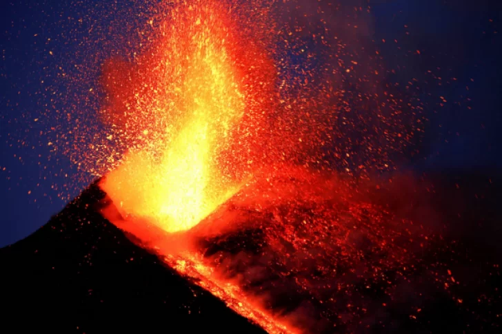 La increíble lengua de fuego que el volcán Etna arrojó sobre el Mediterráneo