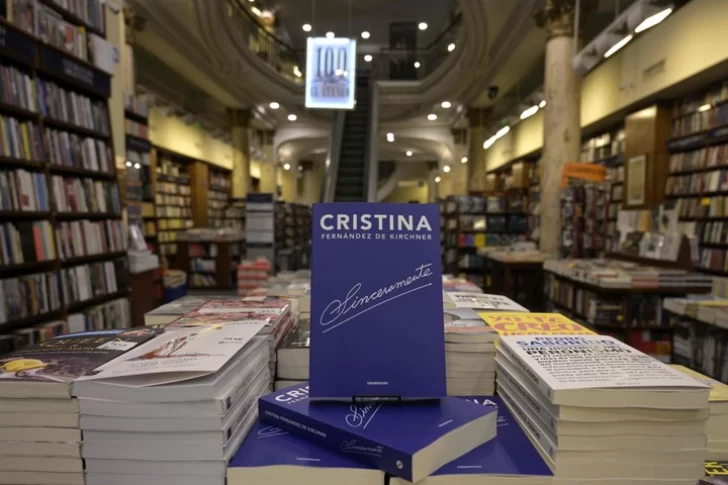 Furor por el libro de Cristina Fernández de Kirchner: en algunas librerías, agotado