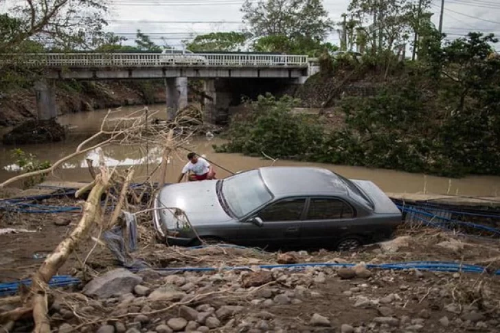 Al menos 20 muertos y 400.000 evacuados tras el paso del tifón Goni por Filipinas