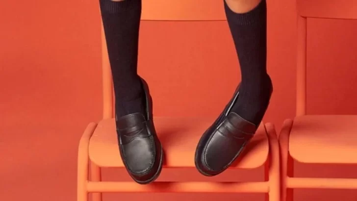 Retiran macabro afiche publicitario de venta de ropa para la “vuelta al cole”