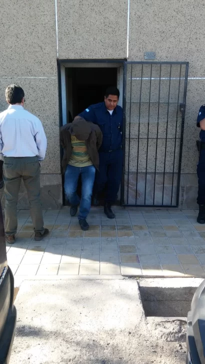 Allanan una casa y encuentran aparatos con la inscripción del Hospital Rawson