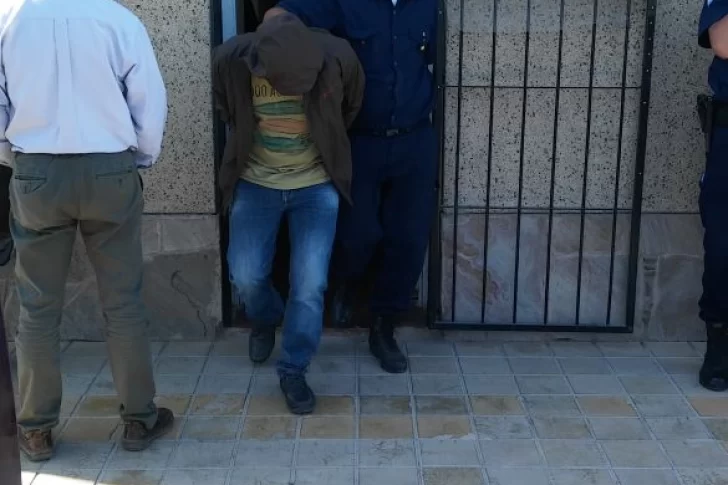 Allanan una casa y encuentran aparatos con la inscripción del Hospital Rawson