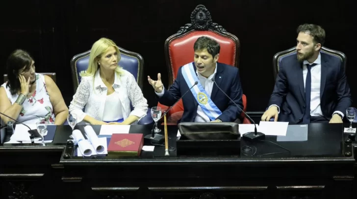 Kicillof asumió en Buenos Aires con duras críticas a Vidal Kicillof asumió en Buenos Aires con duras críticas a Vidal