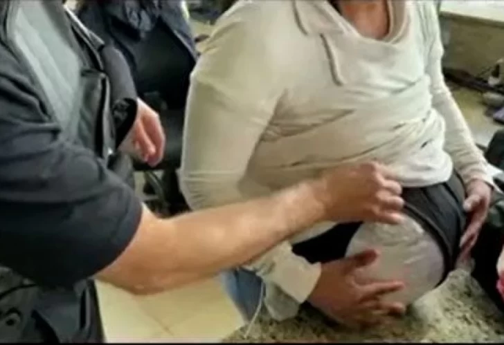 Simuló un embarazo y descubrieron que llevaba 6 kilos de marihuana escondidos bajo la ropa Simuló un embarazo y descubrieron que llevaba 6 kilos de marihuana escondidos bajo la ropa