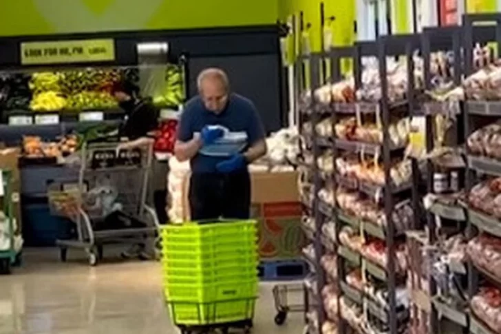 Sorprendieron a un empleado limpiando los carritos con su saliva