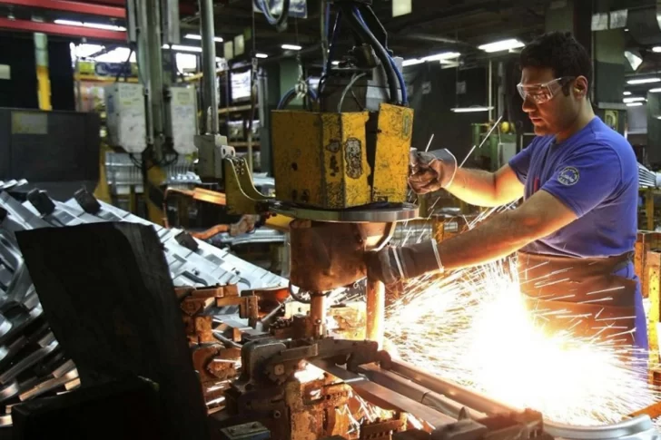 La industria cayó 10,7% en diciembre