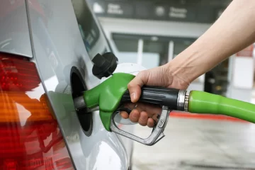 Por dos impuestos, el combustible podría subir hasta un 8 por ciento antes de fin de año