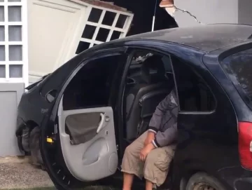 Borracho se incrustó con su auto en una casa y se quedó dormido Borracho se incrustó con su auto en una casa y se quedó dormido