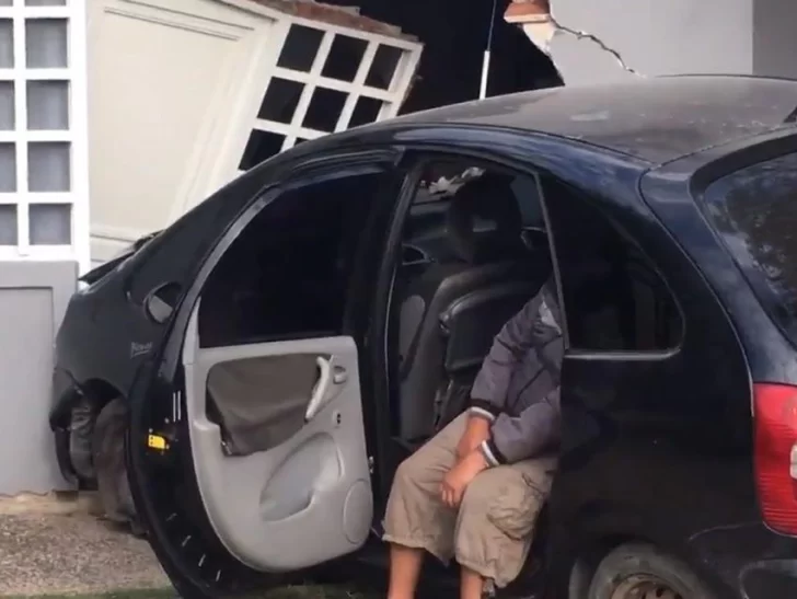 Borracho se incrustó con su auto en una casa y se quedó dormido Borracho se incrustó con su auto en una casa y se quedó dormido
