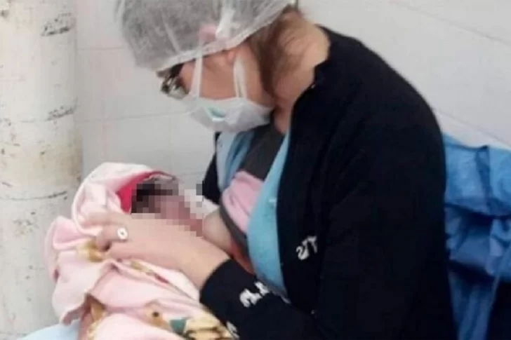 La tierna foto de una enfermera que tuvo que amamantar a un recién nacido