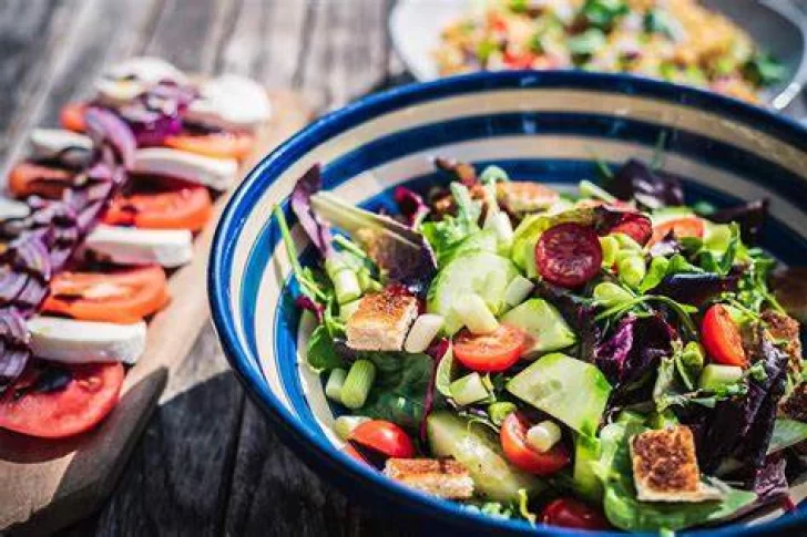 Bien frescas: 5 ensaladas fáciles comer en el verano