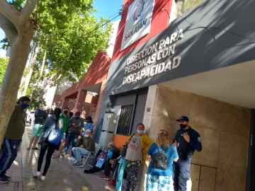 Largas filas y enojo de personas con discapacidad para obtener una entrada Largas filas y enojo de personas con discapacidad para obtener una entrada