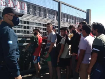 Entre cantos y bajo el Sol, cientos de personas van por los últimos tickets para el partido Entre cantos y bajo el Sol, cientos de personas van por los últimos tickets para el partido