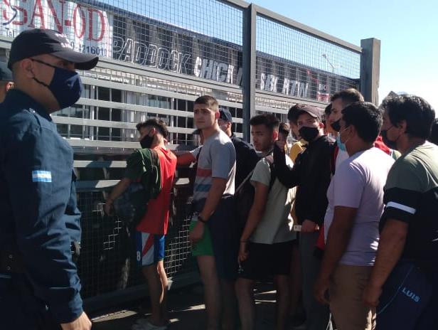 Entre cantos y bajo el Sol, cientos de personas van por los últimos tickets para el partido Entre cantos y bajo el Sol, cientos de personas van por los últimos tickets para el partido