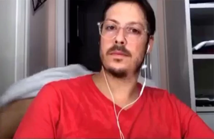 Se agachó para que no la vieran, no funcionó y salió desnuda en una videollamada de su marido Se agachó para que no la vieran, no funcionó y salió desnuda en una videollamada de su marido