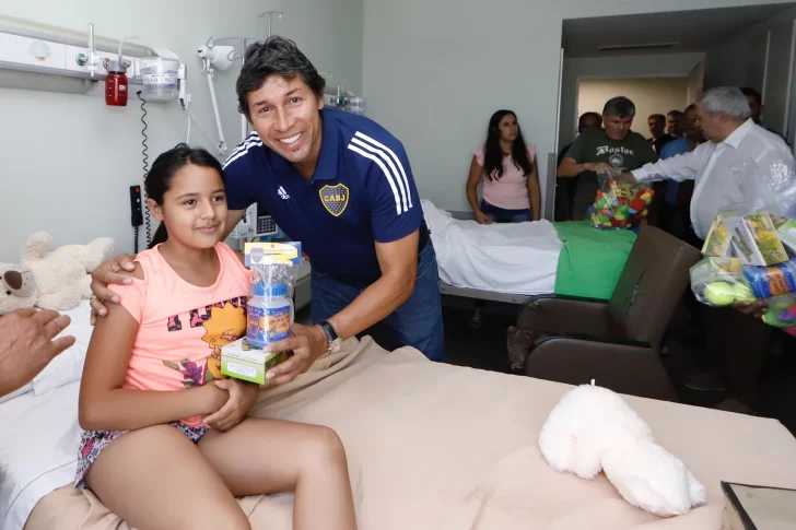 El presidente de Boca entregó juguetes en el Hospital Rawson