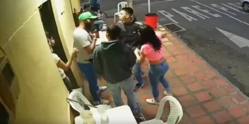 Video impactante: discusión a la salida de un bar terminó con un muerto a puñaladas Video impactante: discusión a la salida de un bar terminó con un muerto a puñaladas