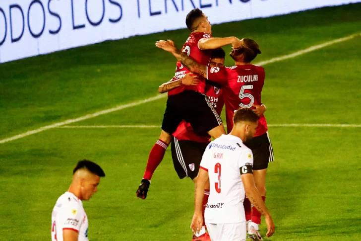 River derrotó a Huracán a domicilio y extendió su buen momento